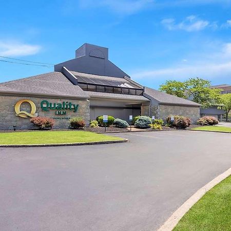 Quality Inn Middleburg Heights Bagian luar foto