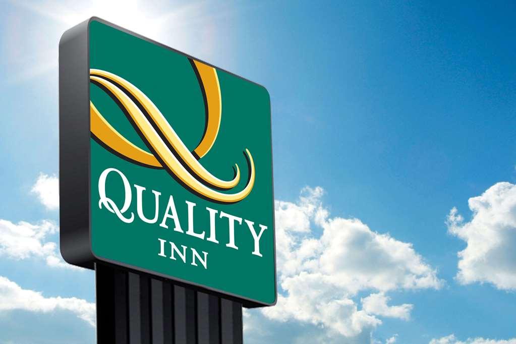 Quality Inn Middleburg Heights Bagian luar foto